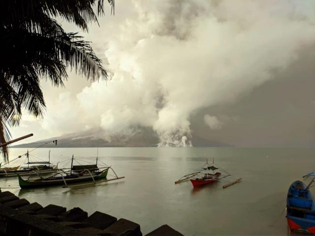 Endonezya'da yanardağ felaketi büyüyor! 12 bin kişi için tahliye kararı